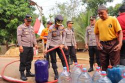 Sebanyak 99 KK di Sidomakmur Kekurangan Air Bersi, 10 Ribu Liter Air Bersih Digelontorkan