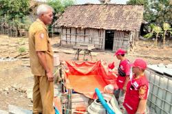 Warga Kesulitan Air Saat Kemarau, PMI Bojonegoro Droping 10.000 Liter di Desa Ngorogunung
