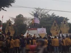Rektor Terjaring OTT, Mahasiswa Unsoed Gelar Demo