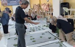 Siswa SMA Surabaya Ini Bikin Karya dari Daun, Hasilnya Bisa Jadi Baju hingga Tote Bag untuk Dijual