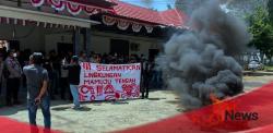 Protes Pencemaran Sungai Budong-Budong, Massa Bawa Kepala DLH Mamuju Tengah ke Gedung DPRD