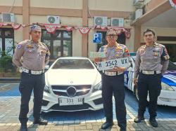 Viral Lawan Arah, Sedan Putih TNKB B 333 GO Tak Terdaftar 