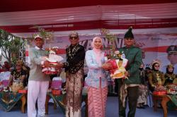 Karnaval HUT ke 81 RI, Kemenag Demak Usung Tema Ekoteologi Bagikan Ratusan Bibit Pohon untuk Warga