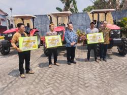 Anggota DPR Sarmuji Serahkan Bantuan Pertanian dan Beasiswa