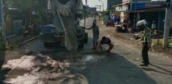Bawa Mobil Molen, Satlantas Polresta Mamuju Tambal Jalan Rusak di Simpang Lima