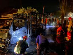 Truk Muatan Getah Pinus Terbakar di Jalan Raya Jeli, Kerugian Rp225 Juta