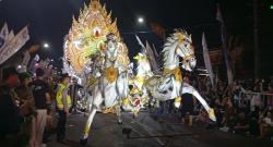 Slawi Night Carnival 2026 Meriah, Kereta Kencana dan Kostum Spektakuler Pukau Ribuan Warga