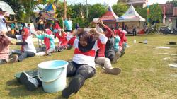 Semarak HUT ke-81 RI di Blora, Emak-Emak Adu Kekompakan dalam Lomba Estafet