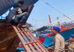 Siaga Cegah Kebakaran Kapal, Polresta Pati Ingatkan Pekerja Las Wajib Sedia APAR