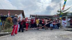 Meriah! 750 Warga Desa Giling Keliling Kampung dan Persawahan Rayakan HUT RI