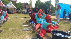 Emak-emak di Blora Adu Cepat Estafet Tepung hingga Belepotan
