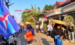 HUT RI Ke-81, Keseruan Emak-Emak Ikuti Lomba Unik Nyungging Tampah Demokrat Ponorogo