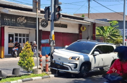 Hindari Pejalan Kaki, Mobil Tabrak Lampu Lalu Lintas Penyeberangan di Gunungsari Surabaya