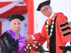 Jejak Guru Fisika Menuju Gelar Doktor Cumlaude di Untag Surabaya