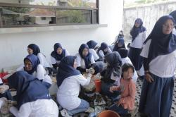 Sampah Rumah Tangga Disulap Jadi Cuan, 40 Ibu-Ibu di Karawang Ikuti Pelatihan PERURI Asri
