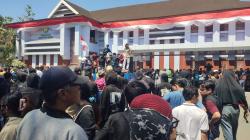 Ribuan Massa Geruduk Kantor Bupati Gowa, Tuntut Sitti Husniah Talenrang Mundur