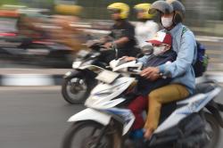 Udara Tidak Sehat Pemkot Palembang Bagikan Masker Masker