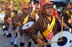 Keunikan Kirab Budaya Nusantara Warga Grisimai Ponorogo, Ada Drumband Ala Keraton