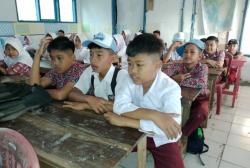 SDN Margasari Memprihatinkan, Dinding Lapuk hingga WC Siswa Miring Belum Kunjung Diperbaiki
