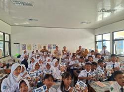 Bagikan Langsung Modul Belajar Gratis ke Sekolah, Bupati Aep Tuai Pujian dari Siswa dan Orangtua