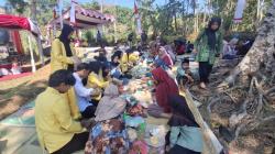 Ribuan Warga Cukil Kenduri di Jalan Bawah Pohon Besar, Sajikan Ingkung hingga Gudangan 