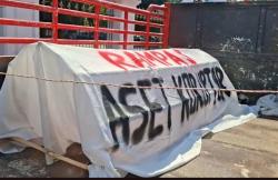 Bawa Keranda Jenazah, Massa AMPB Pati Demo ke Gedung DPR dengan Menggunakan 4 Bus