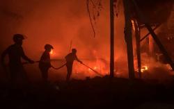 Sebuah Gudang Rosok di Ponorogo Terbakar Hebat, Bikin Warga Panik