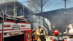 Kebakaran Rumah Produksi Sofa di Pajang Bikin Panik, Damkar Solo Kerahkan 10 Armada