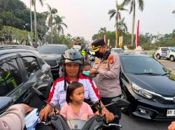 Kabut Asap, Polresta Pekanbaru Bagikan Ribuan Masker ke Warga