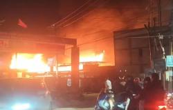 Kebakaran Hebat Usaha Somel dan Rumah 2 Lantai di Makassar