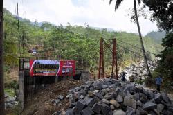 Setelah 4 Tahun Terhenti, Jembatan Permanen Cibun Kembali Dibangun