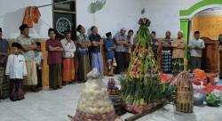 Warga Kaki Semeru Meriahkan Maulid Nabi dengan Tradisi Grebek Gunungan