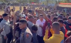Terlalu Asyik Berbaur dengan Pengungsi NTT, Seskab Teddy Hampir Tertinggal Rombongan Presiden
