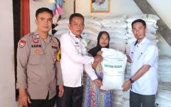 884 KK di Totoli Majene Terima Bantuan Pangan 30 Kg Beras Medium