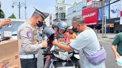 Udara Terpapar Asap Karhutla, Polres Lubuklinggau dan Jurnalis Bagikan 1.000 Masker ke Pengendara