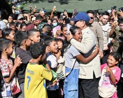 Percayalah, Kamu Tidak Sendiri! Janji Presiden Prabowo saat Peluk Pengungsi Gempa di Nagekeo NTT