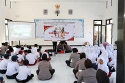 Polwan Polres Kebumen Bekali Pelajar Cara Lindungi Diri dari Kejahatan Seksual