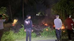 Polisi dan Damkar Padamkan Kebakaran Lahan Wakaf Masjid di Pidie Jaya