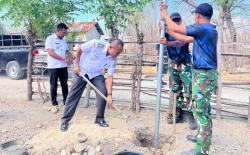 Terangi Wilayah Perbatasan, Satgas Pamtas Pasang 10 Lampu Tenaga Surya di Insana Utara