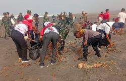 HUT TNI ke-81, Koramil Sindangbarang Pilih Turun Tangan Bersihkan Pantai Apra