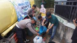 Dua Bulan Kekeringan, Warga Ibun Akhirnya Dapat Bantuan 6.000 Liter Air dari IJTI Korda Bandung
