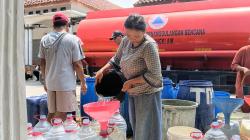 Kekeringan di Indramayu Makin Terasa, BPBD Kirim 10 Ribu Liter Air ke Desa Tanjakan