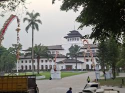 Dianggap Mirip Set Film Kolosal, Penataan Anyar Gedung Sate Diberi Rapor Merah oleh Pengunjung