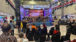 Angklung Srikandi Hidupkan Suasana Pusat Perbelanjaan dengan Lagu Daerah