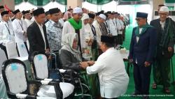 Momen Takzim Presiden Prabowo Sungkem ke KH Nurul Huda Djazuli di Muktamar NU