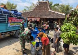 Hadapi Kekeringan, Koramil Ngaringan Salurkan 8.000 Liter Air Bersih untuk Warga Sarirejo