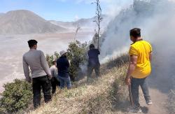 Karhutla Melanda Bromo, Dua Titik Api Bergerak Mendekati Jembatan Kaca