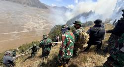 Pimpin Pemadaman Api Bromo, Dandim Probolinggo Turun Langsung ke Tebing Curam