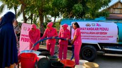 Krisis Air Bersih, Bhayangkari Peduli Salurkan 9.000 Liter Air ke Warga Galeso