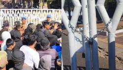 Demo Desak Bupati Husniah Mundur, Massa Gembok Gerbang Kantor Bupati Gowa